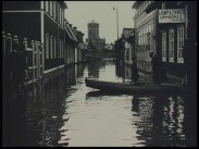 Översvämmad stadsgata i Falun 1916, människor i roddbåt.