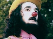En man utklädd till clown.