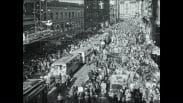Folksamling och diverse fordon på Kungsgatan i Stockholm under fredsdagen den 7 maj 1945.