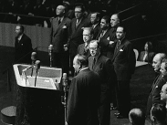 Avgående generalsekreteraren Trygve Lie (Norge) och hans efterträdare Dag Hammarskjöld (Sverige) med flera i samband med Hammarskjölds tillträde som FN:s generalsekreterare.
