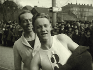 Manlig idrottare i vitt linne med nr 3 på bröstet, publik i bakgrunden.