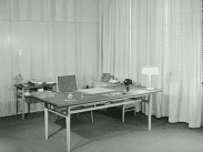 Interiör från generalsekreterare Dag Hammarskjölds lägenhet som visar hans tomma skrivbord.