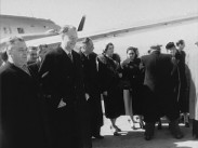 Tage Erlander omgiven av människor under statsbesök i Sovjetunionen, bild från flygplats.