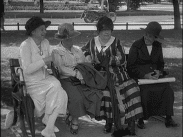 Fyra kvinnor i hatt och långklänning sitter på en bänk i Sundsvall 1927.
