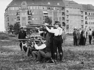 Landstormsmän instrueras i vapenbruk på ett fält av f.d. officerare.