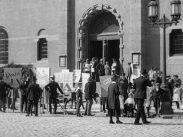 Plakatbärare framför Rådhuset i Stockholm i samband med Förbudsomröstningen i augusti 1922.