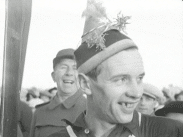 Stillbild ur journalfilmen Veckorevy 1945-01-22 som föreställer den glade skidåkaren Nils Östensson.
