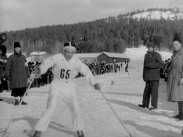 Längdskidåkaren Erik ”Kiruna-Lasse” Larsson med nr 65 på bröstet vid målgång i SM på skidor i Luleå 1936.