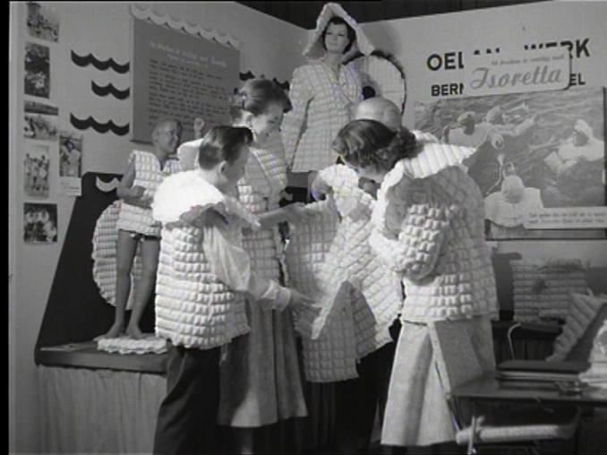 Några ungdomar på en mässa klädda i en ny slags flytväst från 1950-talet.