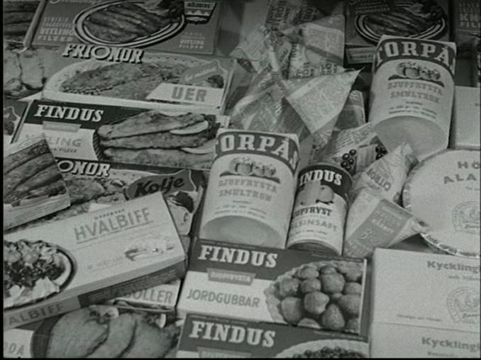Närbild av djupfryst mat i kartonger från 1950-talet.