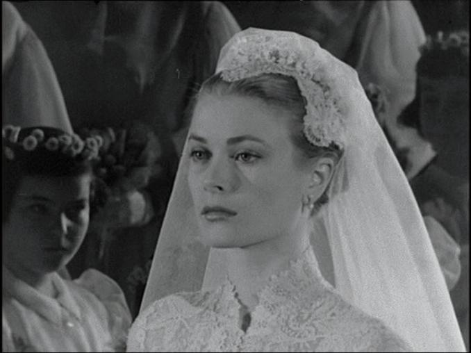 Närbild av Grace Kelly i brudslöja.