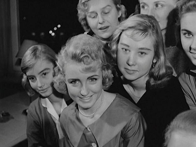En handfull unga kvinnnor som alla kandiderar till Stockholms Lucia 1956.