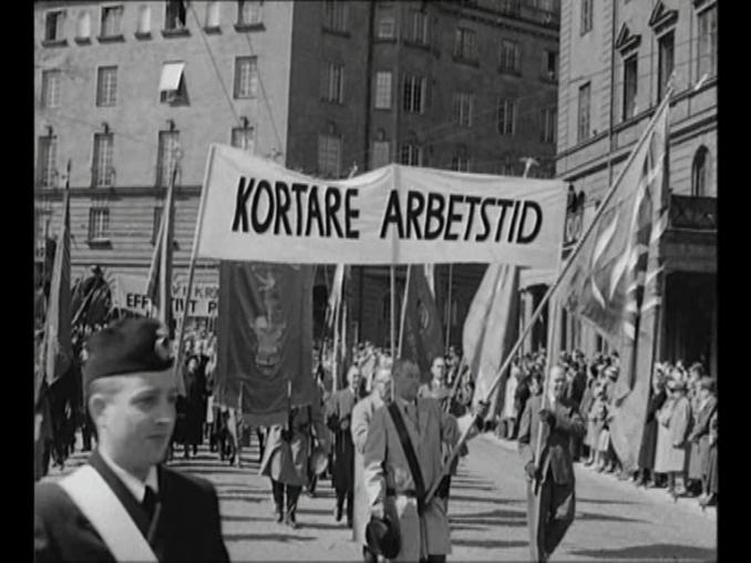 Första majtåg med banderoll med texten KORTARE ARBETSTID.