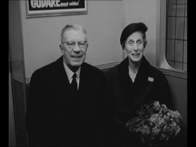 Kung Gustaf VI Adolf och drottning Louise sittandes i en tunnelbanevagn.