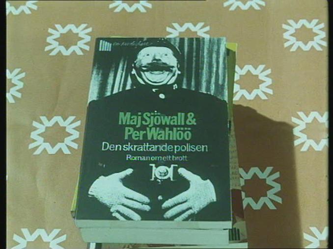 En hög med pocketböcker, överst ligger Maj Sjöwall och Per Wahlöös “Den skrattande polisen”.